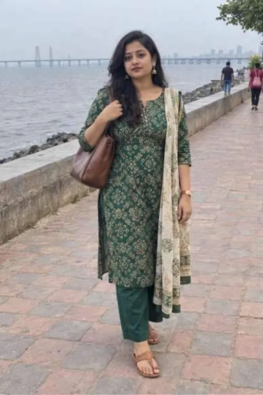 Aanya, 24, call girl in Navi Mumbai, Mumbai: on the Vashi promenade in a green kurta with a printed dupatta