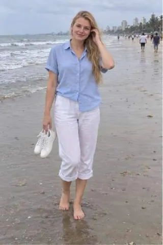 Olesya, 27, call girl in Juhu, Mumbai: barefoot on Juhu beach in a blue shirt and white trousers